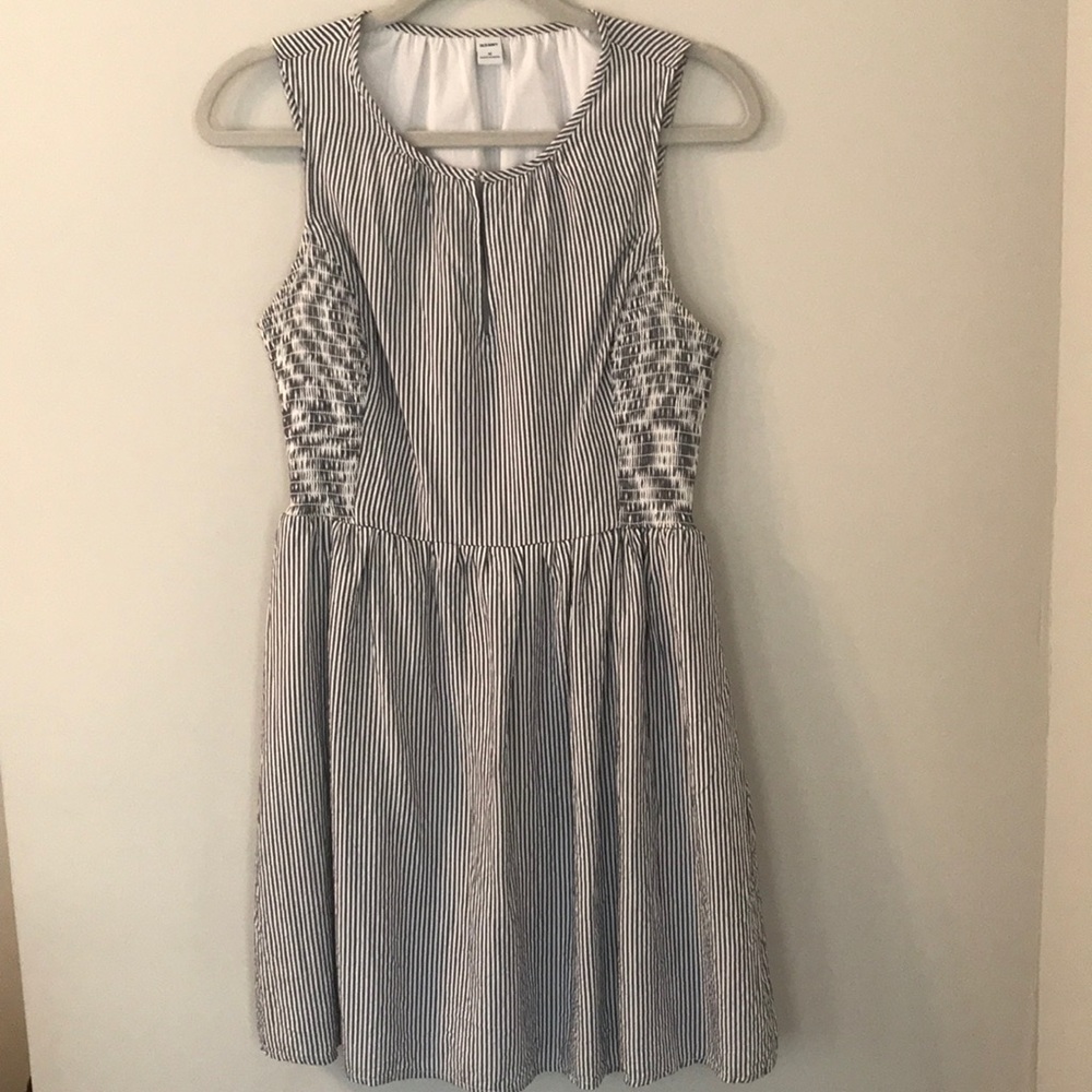 Old Navy sleeveless smocked navy stripe dress sz M